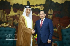 Le Premier ministre Pham Minh Chinh (droite) a reçu l’ambassadeur des Emirats arabes unis au Vietnam, Bader Abdullah Almatrooshi. Photo: VNA