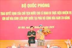 Le général de corps d'armée Hoàng Xuân Chiên, vice-ministre de la Défense remet la décision du président de la République au commandant Lê Vinh Hoàng, nommé pour participer à la mission de maintien de la paix des Nations Unies au Soudan du Sud. Photo: VNA
