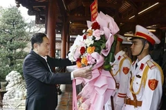 Le président de l'AN rend hommage au général Nguyen Chi Thanh. Photo: VNA