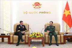Le général Nguyen Tan Cuong, chef d'état-major de l'Armée populaire du Vietnam et vice-ministre de la Défense (droite) et le vice-amiral Mark Hammond, commandant de la Marine royale australienne, le 30 janvier à Hanoï. Photo: VNA