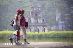 Des touristes étrangers à Hanoï. Photo: VNA