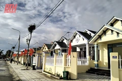 Le Comité du Parti de la province de Thanh Hoa (Centre) exhorte les autorités locales à lever rapidement les obstacles et à intensifier les efforts de mise en œuvre afin d'atteindre l'objectif d'élimination des logements précaires et insalubres d'ici octobre 2025. Photo: baothanhhoa.vn