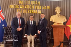 L’ambassadeur du Vietnam en Australie, Pham Hung Tam (au centre), lors d’une réunion avec John Bradford (à gauche), président du groupe SunRice, et Anthony McFarlane, directeur chargé de la communication du groupe SunRice. Photo : VNA