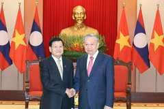 Le secrétaire général du Parti communiste du Vietnam, Tô Lâm (droite), et le secrétaire général du Comité central du Parti populaire révolutionnaire lao (PPRL) et président lao, Thongloun Sisoulith. Photo: VNA