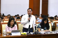 Un dirigeant du Département du budget de l'État, lors d'une conférence de presse le 2 juillet. Photo : baodautu.vn