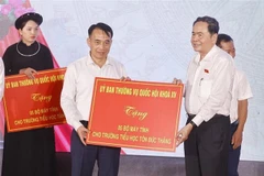 Le président de l’Assemblée nationale offre 15 ordinateurs aux écoles primaires Tôn Duc Thang, Tan Trao et Kim Quan. Photo: VNA