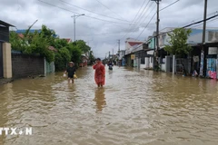 De fortes pluies et des inondations au Centre du Vietnam ont causé d'importants dégâts. Photo: VNA