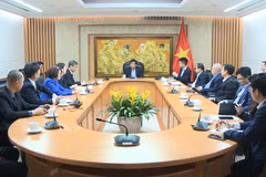 Lq rencontre entre le vice-Premier ministre Nguyen Chi Dung et Wang Jibing, président du conseil d’administration du groupe ArcherMind. Photo: VNA
