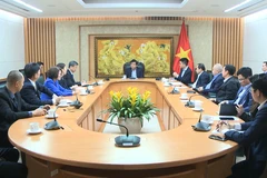 Lq rencontre entre le vice-Premier ministre Nguyen Chi Dung et Wang Jibing, président du conseil d’administration du groupe ArcherMind. Photo: VNA