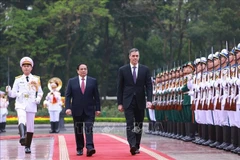 Cérémonie d'accueil officielle en l’honneur du Premier ministre espagnol, Pedro Sánchez, en visite officielle au Vietnam du 8 au 10 avril. Photo: VNA 
