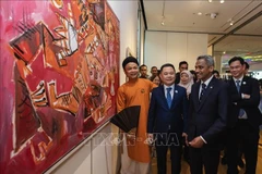 Le peintre Nguyen Tuan Son, représentant du Vietnam, a sélectionné deux œuvres pour cette exposition. Photo: VNA