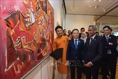 Le peintre Nguyen Tuan Son, représentant du Vietnam, a sélectionné deux œuvres pour cette exposition. Photo: VNA