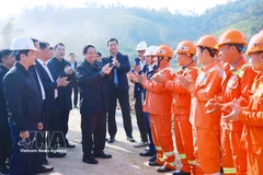 Le Premier ministre Pham Minh Chinh présente ses vœux du Nouvel An aux ouvriers travaillant sur le chantier de l’autoroute Dong Dang – Tra Linh. Photo : VNA