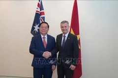 Nguyen Trong Nghia (gauche) et Matthew Thistlethwaite, ministre australien des Affaires étrangères et du Commerce, également ministre de l’Immigration. Photo: VNA