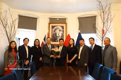L’ambassadeur Do Minh Hung et des membres du personnel de l’ambassade du Vietnam au Royaume-Uni et le conseil d’administration de l’Association des intellectuels vietnamiens au Royaume-Uni et en Irlande (VIS). Photo : VNA