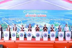 Cérémonie de lancement du projet de construction de l'École à internat et semi-internat regroupant les niveaux primaire et collège de Tây Giang. Photo: VNA 