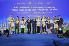 Des représentants des dirigeants offrent des cadeaux aux premiers passagers du vol Shenzhen-Da Nang. Photo : https://congly.vn/
