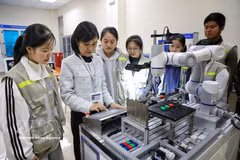 Étudiants en stage de programmation de microcontrôleurs à l'Institut de technologie Vietnam-République de Corée de Bac Giang. Photo : VNA