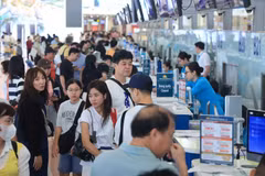 Des passagers s'enregistrent à l'aéroport international de Noi Bai. Photo : dangcongsan.org.vn