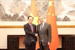 Le ministre vietnamien des Affaires étrangères Lê Hoài Trung (gauche) et son homologue chinois Wang Yi. Photo: VNA