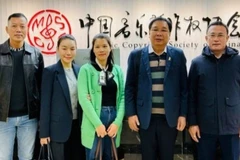 Dinh Trung Can (deuxième à partir de la droite), directeur général du Centre vietnamien pour la protection des droits d’auteur sur la musique (VCPMC), lors d'un événement de la CISAC, en Chine, en octobre 2025. Photo : nhandan.vn