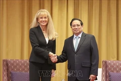 Le PM Pham Minh Chinh et la présidente du groupe Adamed, Malgorzata Adamkiewicz. Photo: VNA 