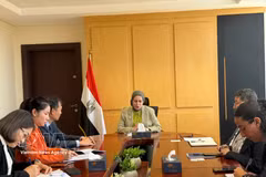 La réunion entre l’ambassadeur du Vietnam en Égypte, Nguyen Nam Duong, et la vice-ministre égyptienne des Affaires étrangères chargée de la coopération internationale, Samar Al-Ahdal. Photo: VNA