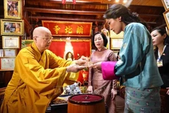 Le Très vénérable Thich Thanh Nha a remis à la Reine et à l’épouse du président Luong Cuong un chapelet ainsi que des feuilles de Bodhi finement sculptées. Photo. VNA