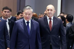 Le secrétaire général du Parti To Lam (gauche) et le président bulgare Rumen Radev participent au Forum d’affaires Vietnam – Bulgarie. Photo: VNA