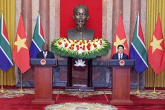 Le président vietnamien Luong Cuong et son homologue sud-africain, Matamela Cyril Ramaphosa lors de la conférence de presse conjointe après leur entretien. Photo: VNA