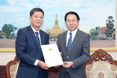 Le consul général du Vietnam à Luang Prabang, Vu Ngoc Ly (gauche), et le vice-ministre lao des Affaires étrangères, Anouparb Vongnorkeo. Photo: VNA