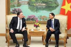 Le 23 octobre, au siège du gouvernement à Hanoï, le vice-Premier ministre Bui Thanh Son (droite) a rencontré Marc E. Knapper, ambassadeur des États-Unis au Vietnam. Photo: VNA