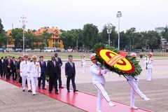 Le président de la République d’Afrique du Sud, Matamela Cyril Ramaphosa, et sa délégation, dépose une gerbe de fleurs et rend hommage au Président Hô Chi Minh en son mausolée. Photo: VNA