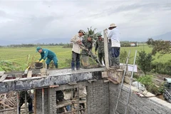 Des maisons résistantes aux crues ont été construites en un temps record, avec le soutien déterminant des forces militaires appartenant à la Région militaire 5 et des autorités locales. Photo: VNA