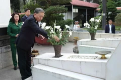 Le chef du Parti rend hommage aux personnes tombées pour la Patrie à Ha Tinh. Photo: VNA