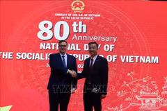 L'ambassadeur du Vietnam en République tchèque Duong Hoài Nam (droite) et le ministre tchèque des Affaires étrangères, Jan Lipavský. Photo: VNA
