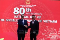 L'ambassadeur du Vietnam en République tchèque Duong Hoài Nam (droite) et le ministre tchèque des Affaires étrangères, Jan Lipavský. Photo: VNA
