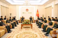 Entretien entre le général vietnamien Phan Van Giang et son homologue philippin Romeo Brawner Jr. Photo: qdnd.vn.jpg