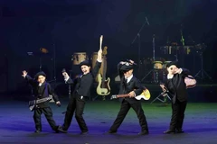 La troupe cubaine de théâtre d'enfants « La Colmenita » a présenté « Cendrillon… selon les Beatles » mardi soir, 26 août, au théâtre Hô Guom. Photo: VNA