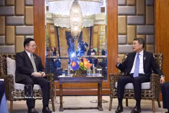 Le Premier ministre vietnamien Le Minh Hung s’entretient avec le secrétaire général de l’ASEAN Kao Kim Hourn. Photo: VNA