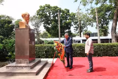 Le secrétaire général du Comité central du Parti communiste du Vietnam et président vietnamien, To Lam, accompagné du président sri-lankais Anura Kumara Dissanayake, dépose des fleurs au pied de la statue du Président Ho Chi Minh, située dans l'enceinte de la Bibliothèque publique de Colombo, dans la capitale sri-lankaise, le 8 mai. Photo: VNA