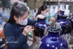 Techniques de façonnage exceptionnelles sur les céramiques de Bat Trang, témoignant du talent des artisans. Photo : VNA
