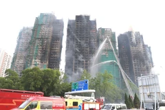L’incendie survenu le 26 novembre dans un complexe d’immeubles à Hong Kong (Chine), a causé d’importantes pertes humaines et matérielles. Photo: VNA