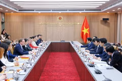 Réunion entre le général Luong Tam Quang, ministre de la Sécurité publique, Jens Rübbert, président du Conseil d’affaires Europe–ASEAN (EU–ABC), et le président de la Chambre de commerce européenne au Vietnam (EuroCham), Bruno Jaspaert. Photo: VNA