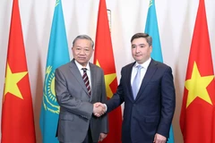 Le secrétaire général du Parti communiste du Vietnam (PCV), Tô Lâm (gauche), et le Premier ministre kazakh, Oljas Bektenov. Photo: VNA