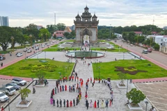 La formation humaine du chiffre « 80 » sur la place Patouxay à Vientiane. Photo: VNA