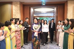 La Première dame Ngo Phuong Ly rencontre des épouses vietnamiennes en République de Corée. Phôt . VNA