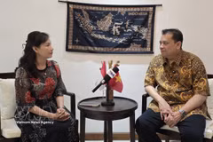 Le directeur du Centre d’études sur l’Asie du Sud-Est (CSEAS) d’Indonésie, le Dr Arisman (droite), lors d’un entretien accordé à l’Agence vietnamienne d’information (VNA). Photo: VNA