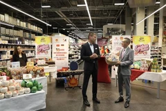 L'ambassadeur Vu Quang Minh (à droite) remercie Marco Berger, PDG de Selgros Lichtenberg, d'avoir créé les conditions permettant aux produits agricoles vietnamiens de se rapprocher des clients allemands. Photo : VNA