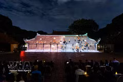 Une projection cartographique 3D moderne sur l’architecture ancienne du Temple de la Littérature retrace le parcours intellectuel vietnamien devant un large public. Photo : VNA